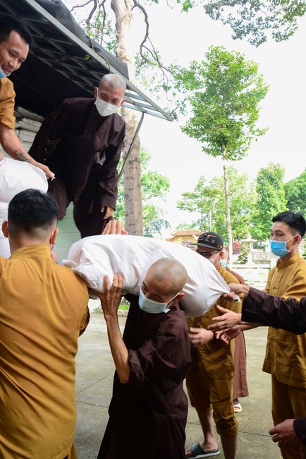 Continuing to support people in need in the Covid-19 pandemic of Hoang Phap Pagoda (series 4)